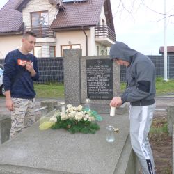 Porzadkowanie cmentarza