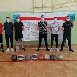 Szkolny finał rzutu piłką lekarską z okazji Dnia Niepodległości